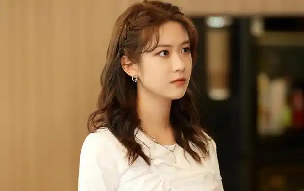 骄阳伴我潘柔扮演者向涵之与李庚希庄达菲并称三里屯姐妹