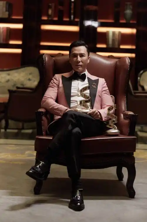 甄子丹电影周型男造型甄时尚多彩亮色穿搭走在时尚最前沿