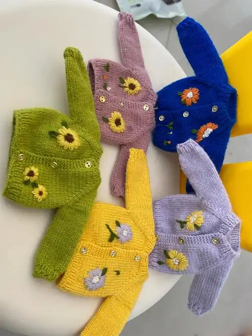 娃穿的绣花小毛衣