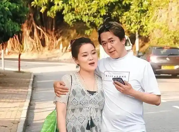 新女友亮相,维持"3女共侍1夫"生活超10年|娱乐圈|邓永祥|邓兆尊|感情