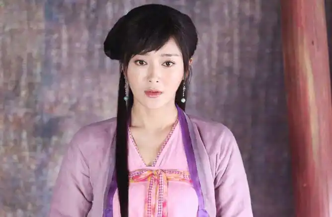 这是正片截图↓小编特意去找了她当年拍《神雕侠侣》的照片,发现秦岚