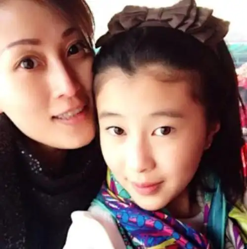 杨子前妻现身直播间,气质不输明星!被杨子侄女喊"三妈"引争议