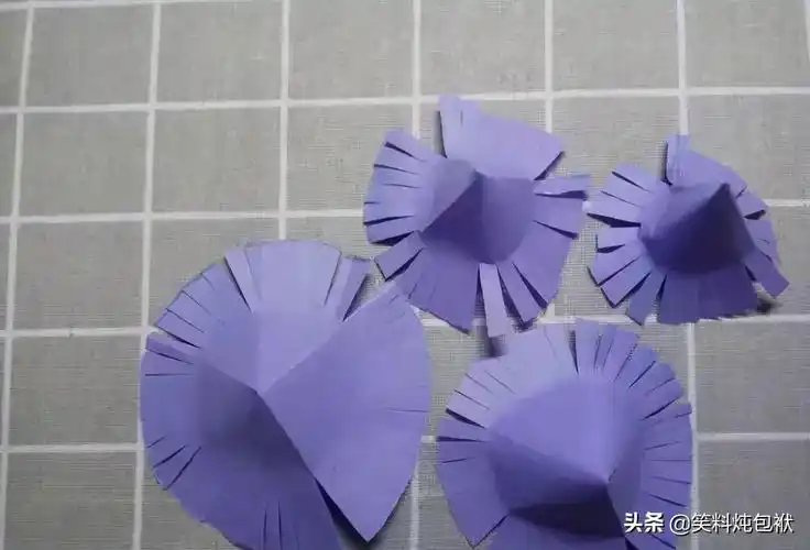 彩纸和白色正方形纸,黑色彩笔,胶水(最好是胶枪或502),剪刀1,将a4纸