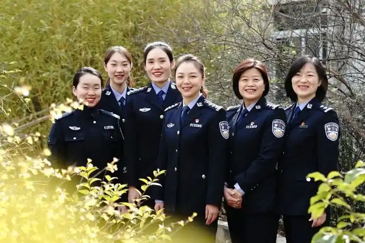 警花绽放在长安致敬警营她力量因为热爱她们在警营绽放