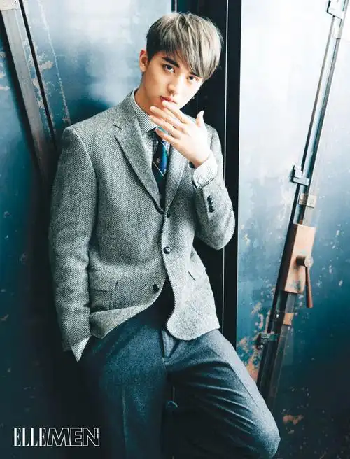 镜头前,即将22岁男砦褐尬髯凹由,痞帅,高冷随意