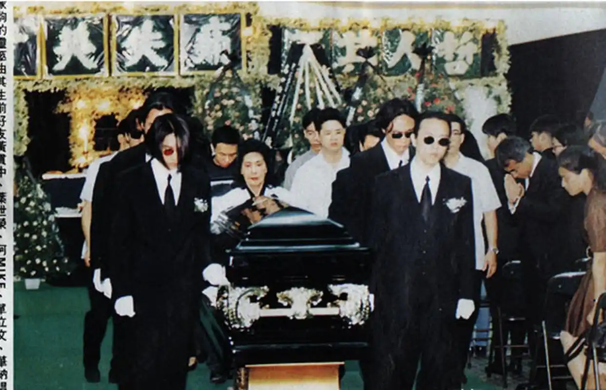 香港歌手黄家驹葬礼老照片:八人给他抬棺扶灵,歌迷更是哭成泪人 黄