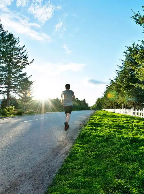 早上在公园里跑步的人图片下载