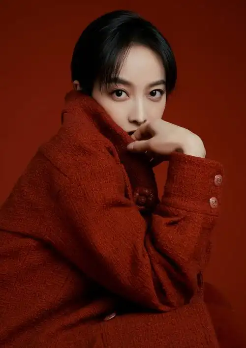 宋茜晒出一组过年照她穿一件深红色的西装内搭黑色大圆领打底衫