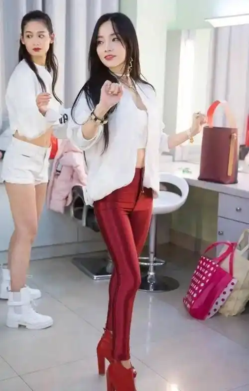 李小璐真敢"作妖",红色"液体裤"配高跟鞋,硬凹出162cm身高_白色_黑色