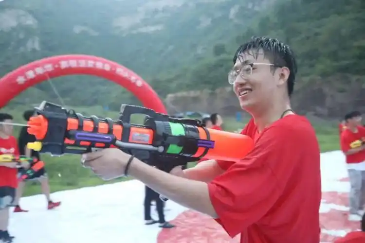 精心排练了歌曲和舞蹈,野摩托,傣族舞,红裙舞,吉他弹唱……将身体交给