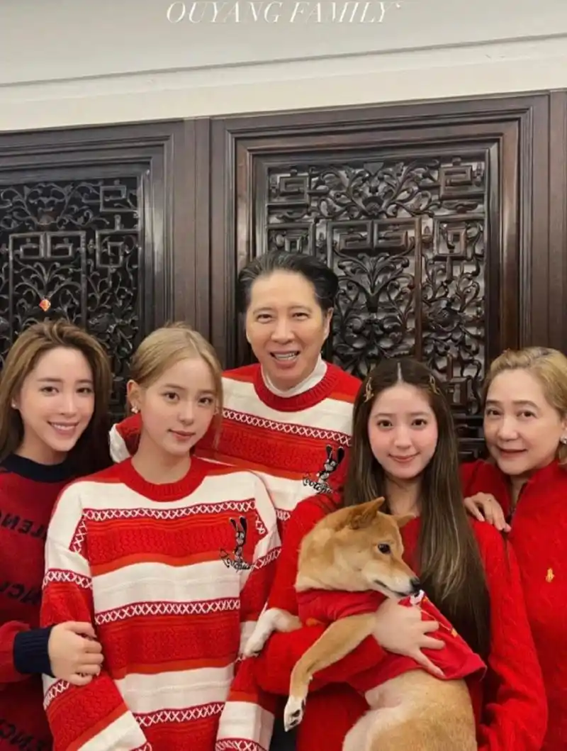 欧阳娜娜晒出全家福 | 全员红色,喜庆温馨 欧阳娜娜晒出全家福,全员
