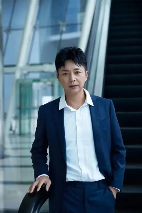 刘奕君状态#@刘奕君actor微博分享蓝色西装写真图,神采奕奕,状态满分