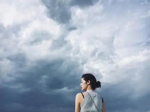 唯美图片女生小清新背影海边_非主流图片-qq个性网