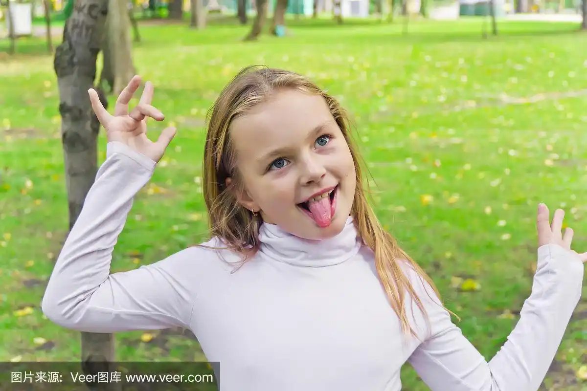 可爱的女孩伸出舌头