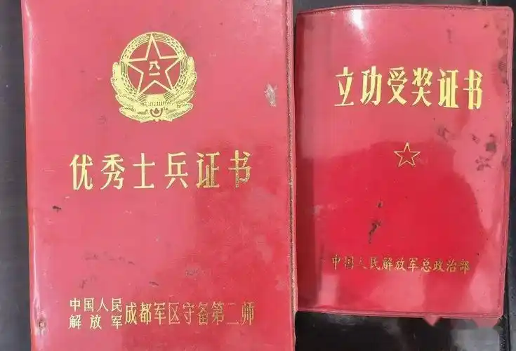 曾荣获三等功并被评为优秀士兵他成绩突出,表现优异当兵的两年里他