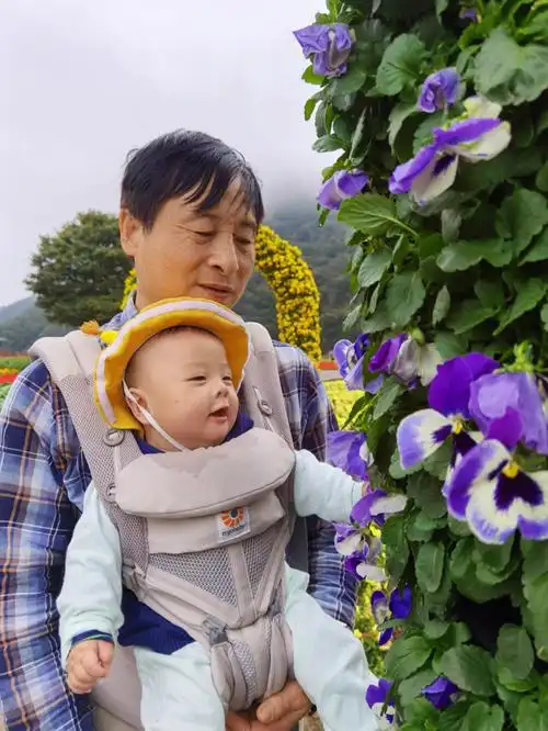 是不是所有小孩都喜欢花花