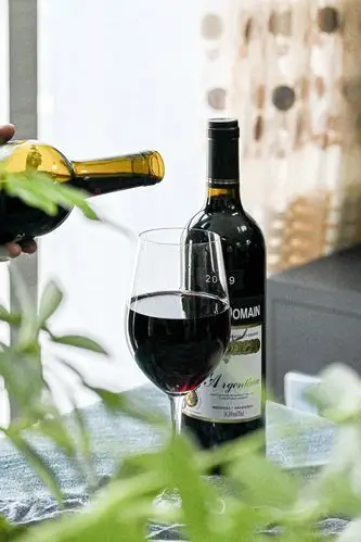 自然光下的红酒拍摄