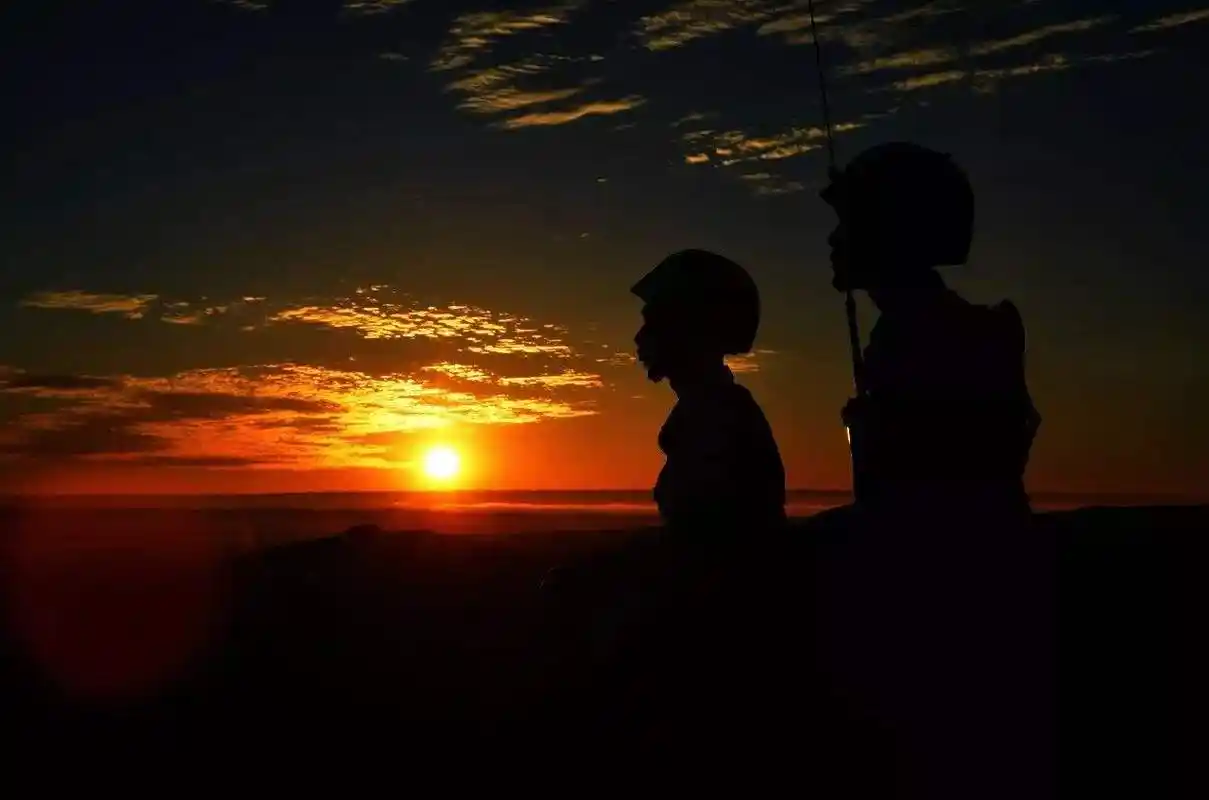 我国军人站岗,为啥两个人只有一支枪?只因20多年前的"教训"