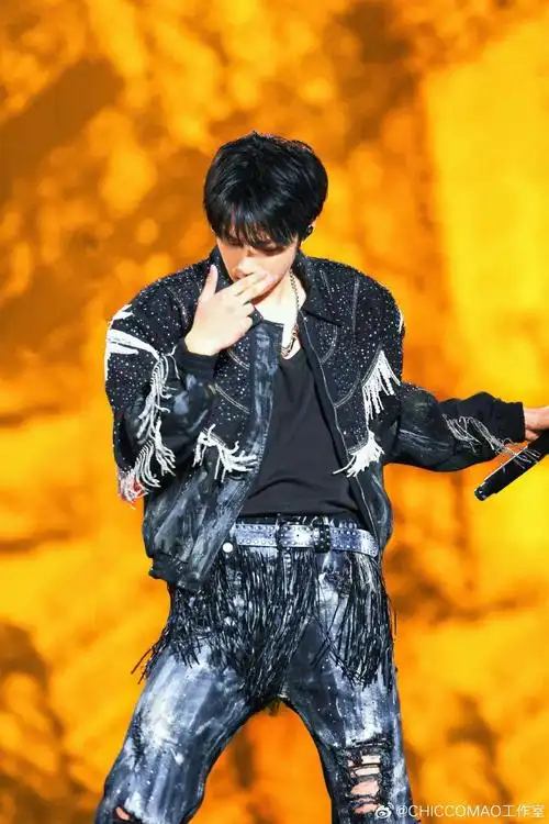 闪耀舞台之上的俊飒男孩完美诠释    刘耀文超话#刘耀文##时代少年