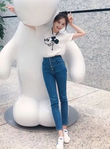 杨幂旗下又一腿精诞生了黄梦莹穿了条泳池裤穿出九头身