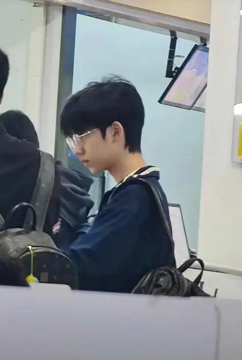 学校里的小呆驼一枚吖~ cr水.