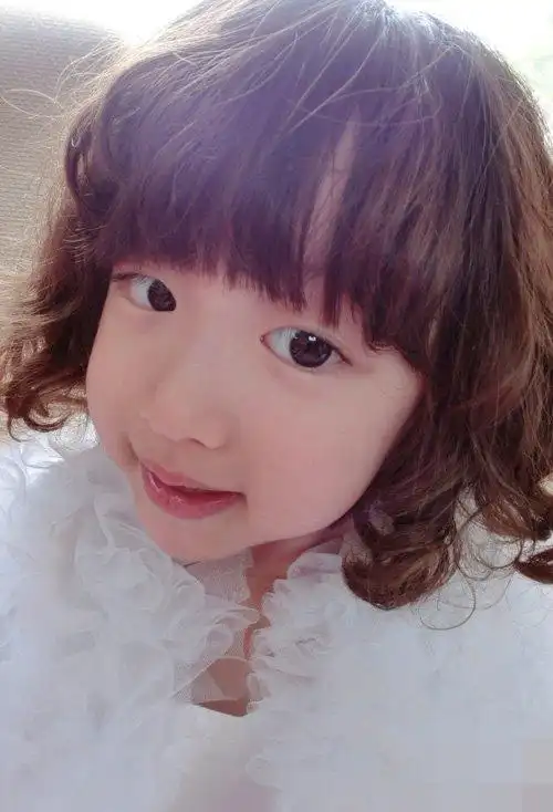 小女孩剪出的蘑菇头短发,富有活泼自信的短发造型,前面刘海部分更加