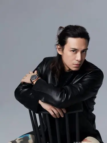 陈楚河时尚大片演绎绅士品格 慵懒眼神魅力无限