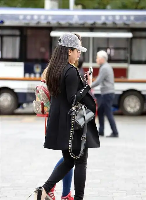 黑色修身牛仔裤,对于身材矮小的美女,要有细跟鞋衬托才更美|高跟鞋