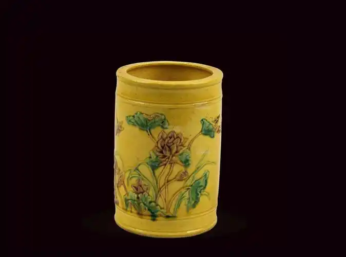 清代 黄釉花卉纹笔筒