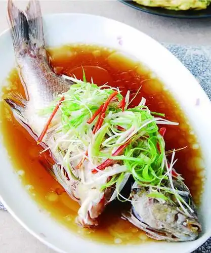 清蒸鱼以作为一道我们宴会上一道必备美食,介绍一下它是怎样制作