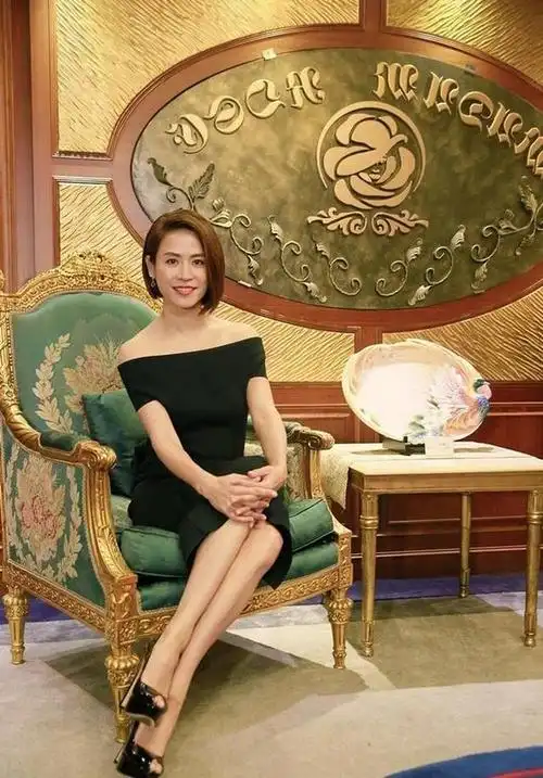 原创49岁宣萱美丽动人一字肩连衣裙配细高跟鞋气质惊艳又优雅