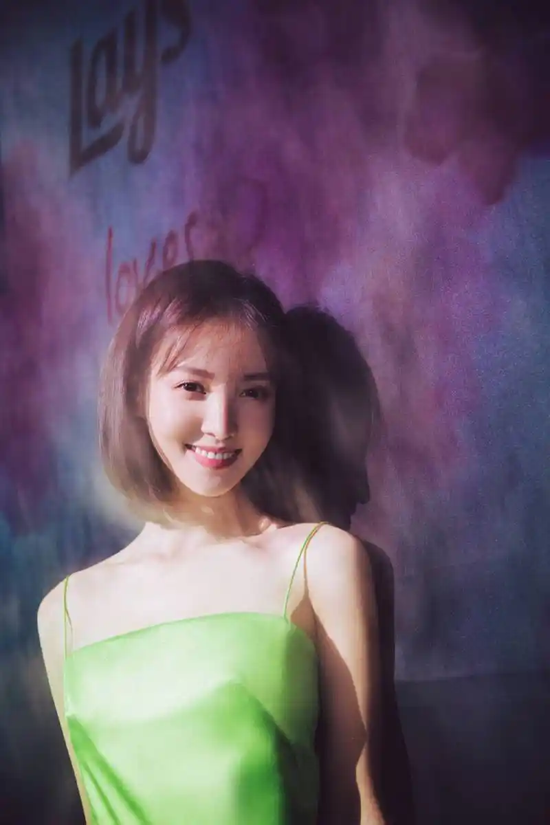 29岁金晨又"火"了,波波头短发搭配格子衬衫造型,清爽干净利落