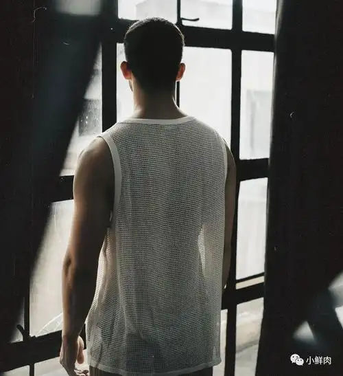 肌肉男前后身材差别这么大这背影照让网友们都羡慕了