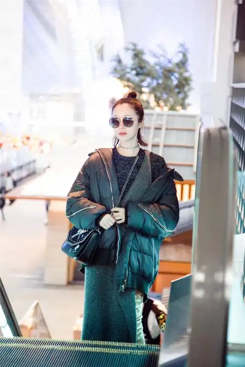 江一燕冬日时尚街拍曝光 巧搭金属色打破冬日沉闷_明星要闻_娱乐频道
