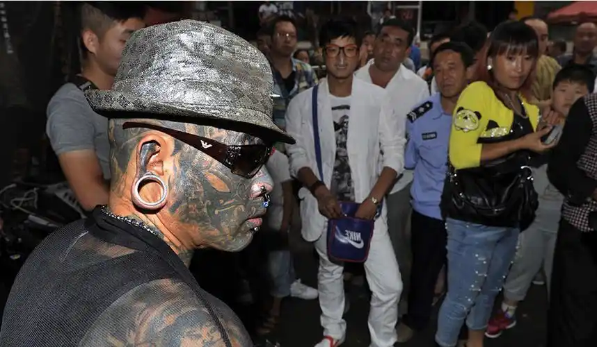 中国纹身第一人身份证都难换,吓哭了小女孩,妻子拒绝见面