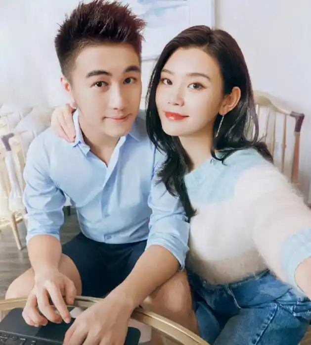 何猷君晒照为女儿庆生:奚梦瑶抱娃好有爱,何超欣何猷亨一起庆贺