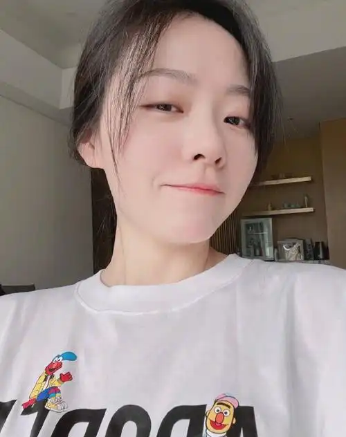 张靓颖晒素颜怼脸自拍 皮肤吹弹可破状态佳_q&get 新奇网