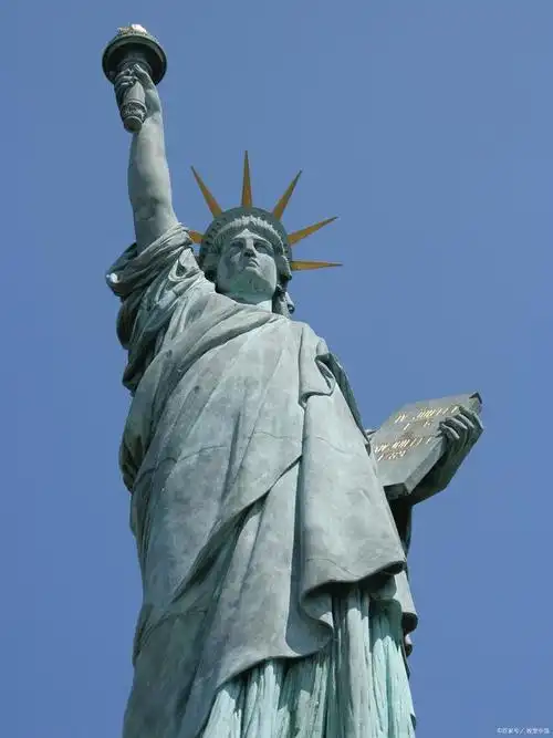 自由女神像,这座矗立在纽约港的标志性建筑,已经成为美国和自由的象征