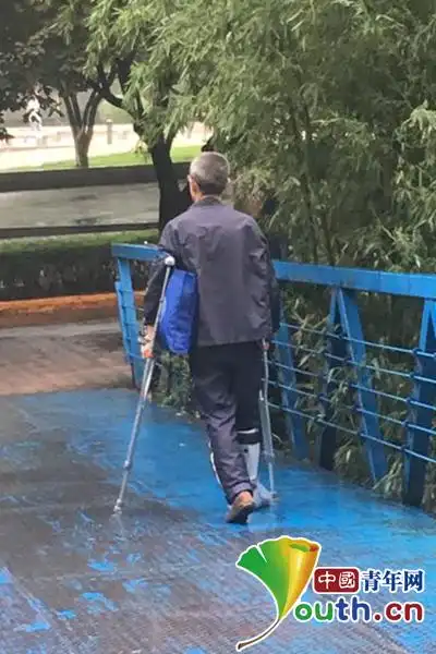 最美大学教授!西安60岁教授拄双拐上课"最美背影照"走红网络_教育频道