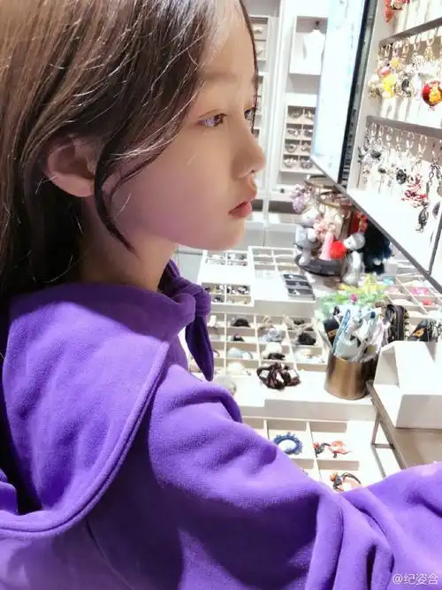 赵薇"女儿"长大后的近照,清纯可爱,难怪娱乐圈等着她长大