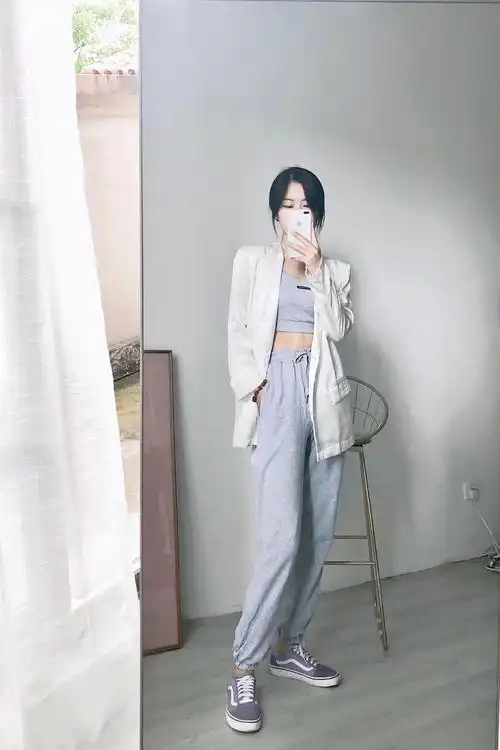 以下是我本人照片,半身全身自拍.以前我拍摄他人的照片在我的相册.