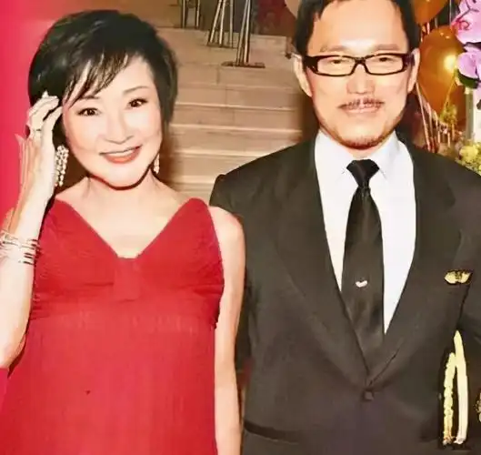 谢霆锋69岁老妈和58岁新加坡老公逛街当众勾手搂腰大秀恩爱