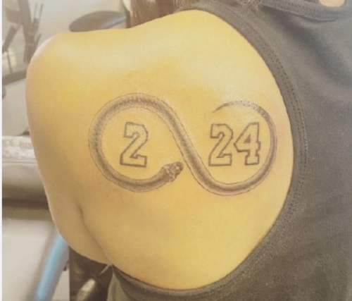 在科比和吉安娜去世后,很多名人都用纹身的方式来纪念科比,比如湖人队