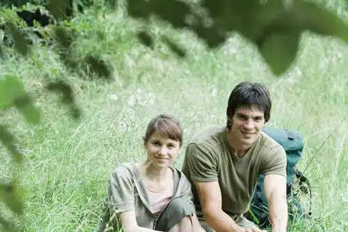 西方人,两个人,坐,笑,微笑,露齿笑,横图,俯视,室外,白天,爱情,旅游