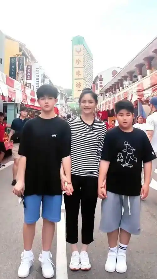 胡可与两个儿子合照,大儿子身高超过妈妈,小儿子体重超重似胖墩