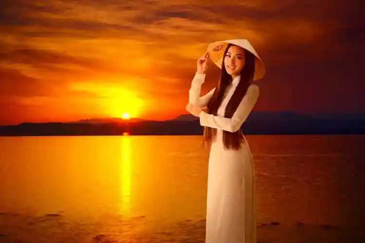 明亮的白色背景墙上的年轻女子