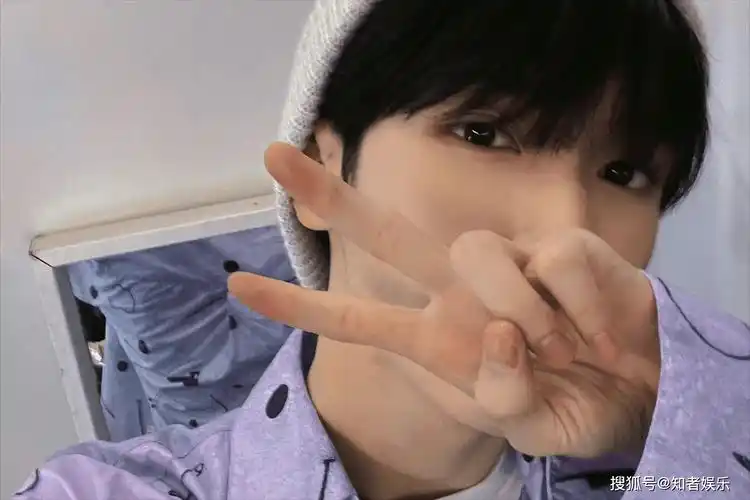 严浩翔晒自拍照,眉毛变化成为焦点,拍照姿势被指太敷衍_照片_宋亚轩