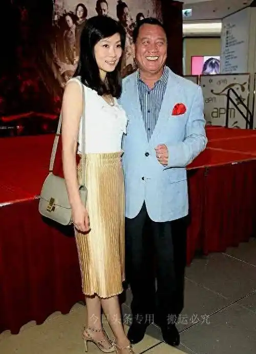 万梓良携小16岁空姐娇妻亮相,夫妻同框如两辈人,娇妻皮肤如少女