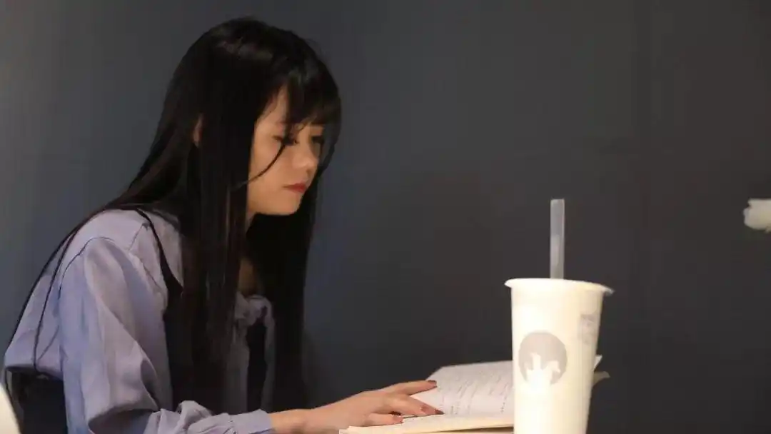 22岁漂亮女学霸做游戏陪玩师暴瘦10斤有客户