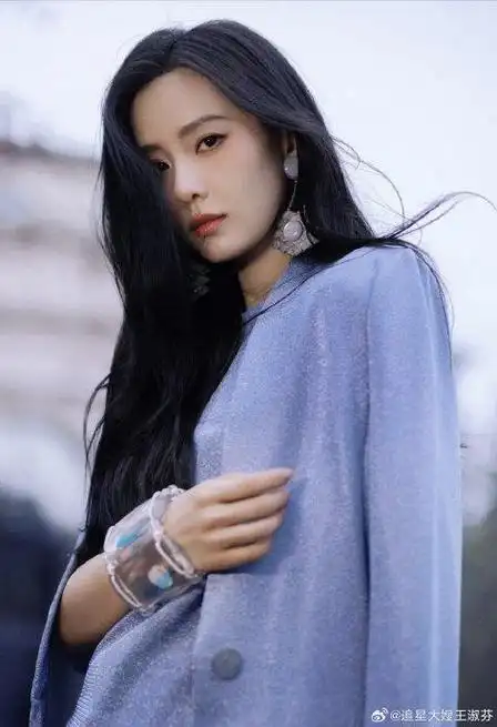 半夜都得起来照镜子欣赏美貌的程度,天生丽质难自弃,芙蓉出水般的清丽